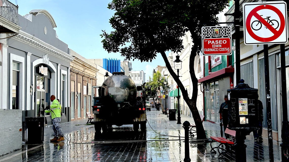 Un triple asesinato ocurrió esta madrugada en el Paseo Edwin Farinacci Costas, donde en la mañana empleados municipales realizaban trabajos de limpieza. (Foto: Michelle Estrada Torres)