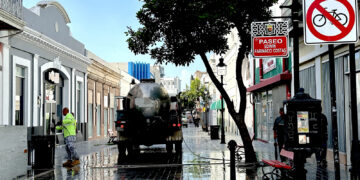 Un triple asesinato ocurrió esta madrugada en el Paseo Edwin Farinacci Costas, donde en la mañana empleados municipales realizaban trabajos de limpieza. (Foto: Michelle Estrada Torres)