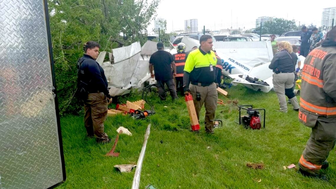 Avioneta estrellada en San Juan. (Foto: Negociado del Cuerpo de Bomberos / Facebook)