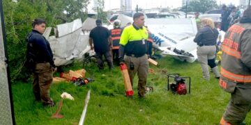 Avioneta estrellada en San Juan. (Foto: Negociado del Cuerpo de Bomberos / Facebook)
