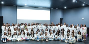 Grupo de jóvenes estudiantes que se graduaron como Embajadoras Científicas de Ciencia Puerto Rico. (Foto suministrada)