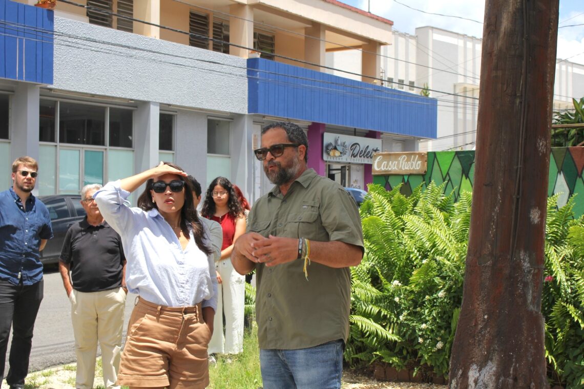 Alexandria Ocasio-Cortez a junto al director asociado de Casa Pueblo, Arturo Massol Deyá, en el Bosque Solar. (Foto: Casa Pueblo)