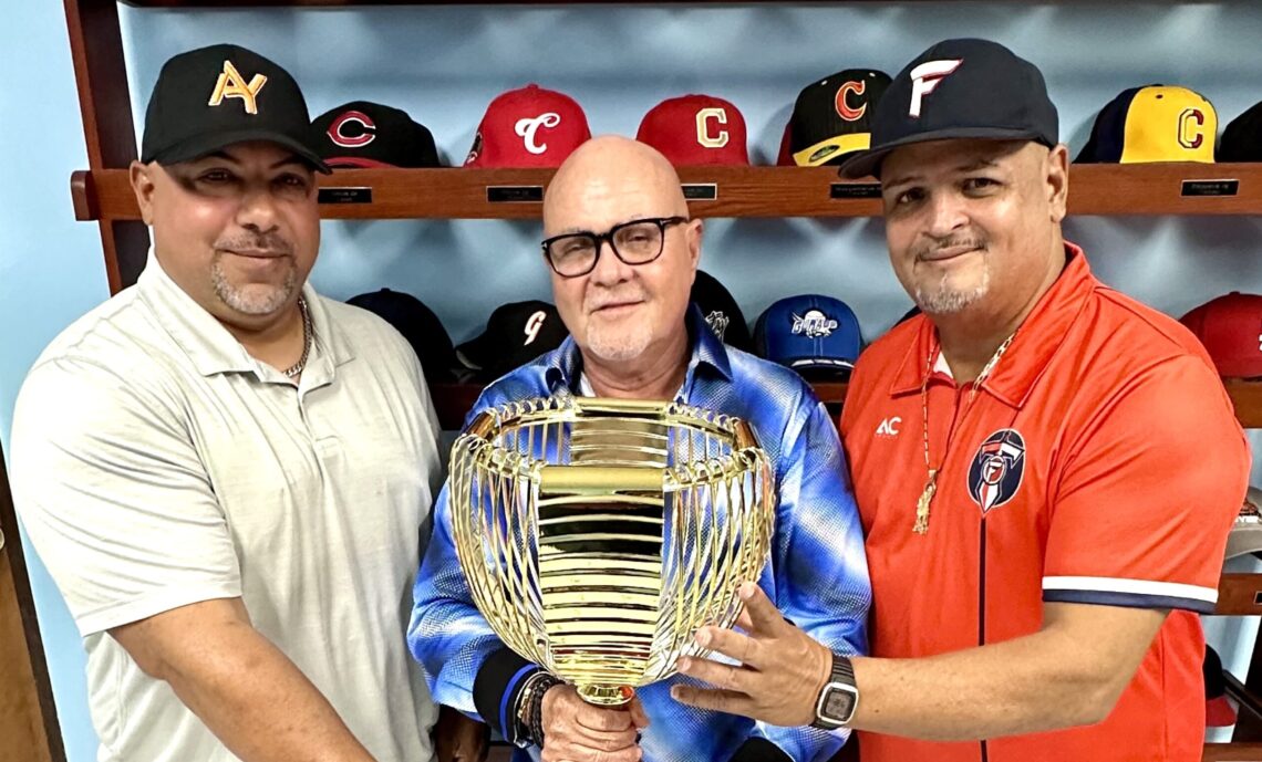 Dirigentes de los equipos finalistas junto al presidente de la liga, José Quiles. (Foto suministrada)