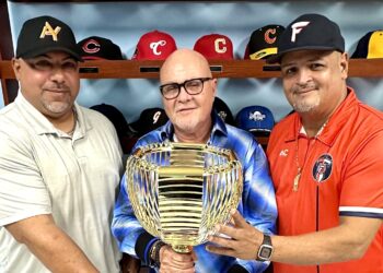 Dirigentes de los equipos finalistas junto al presidente de la liga, José Quiles. (Foto suministrada)