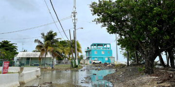 Carretera bloqueada en el sector Islote de Santa Isabel. (Foto: Michelle Estrada Torres)