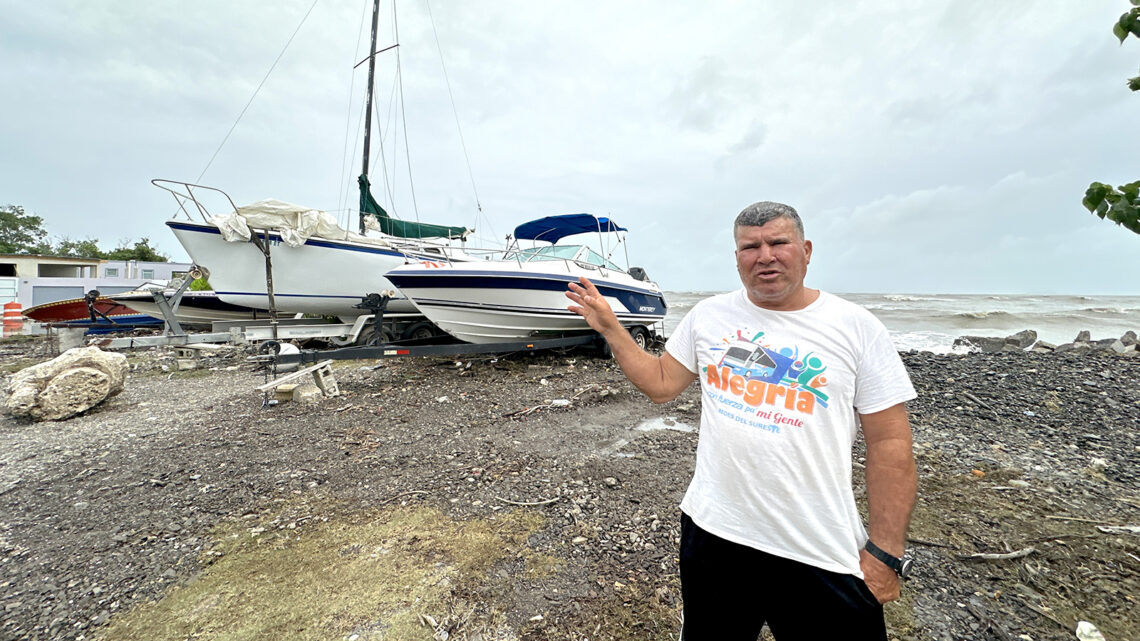 Juan Teodoro Echevarría reside en Playita Cortada en Santa Isabel hace 45 años. (Foto: Michelle Estrada Torres)