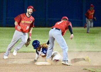 Los Mulos retiran a un corredor de los Titanes. (Foto suministrada: Héctor Rosa)