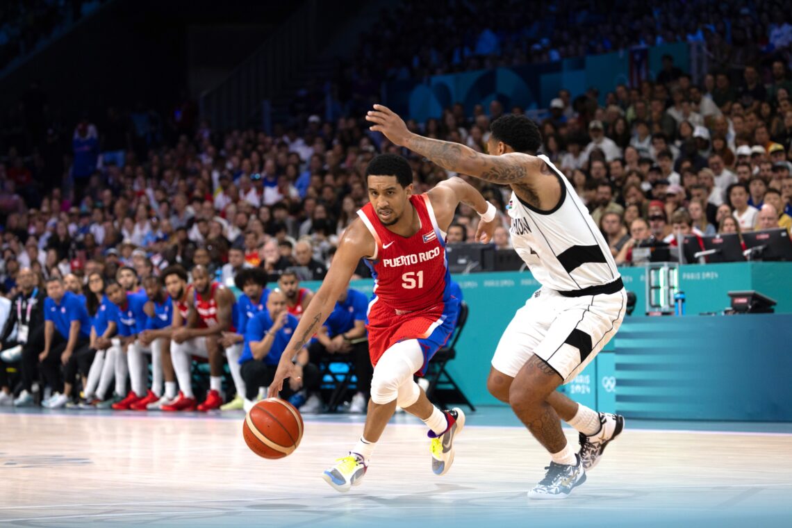Tremont Waters ante la defensa de Sudán del Sur en París 2024. (Foto: COPUR)