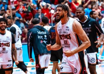 Christian Negrón celebra el pase a la postemporada. (Foto: Leones de Ponce)