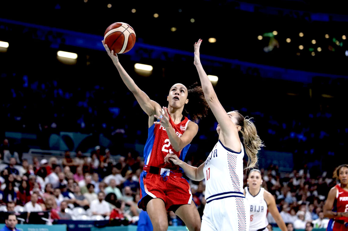 Puerto Rico vs Serbia en el inicio de París 2024. (Foto: FIBA)