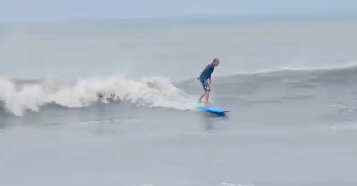 Surfista en la playa de El Tuque en Ponce. (Captura de vídeo)