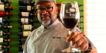 El experimentado chef, sumiller y empresario de 62 años de edad alcanzó el título tras una disertación sobresaliente ante un panel de académicos de la Universidad de Barcelona. (Foto: Noel Garayúa)