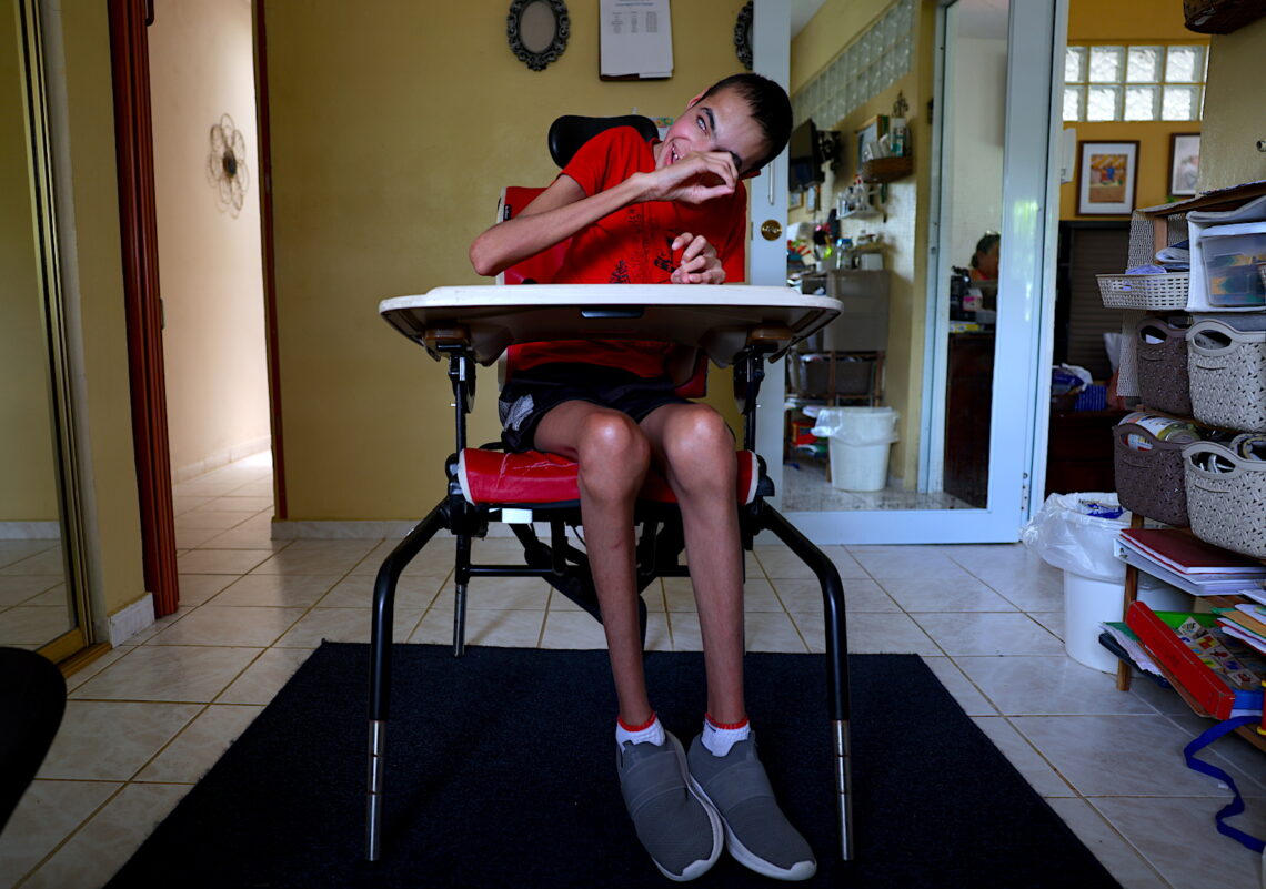 Debido a que padece de varias condiciones, el joven Carlos Manuel Cruz, residente de Coamo, depende de electricidad para operar el equipo médico que lo asiste.
Foto: Ricardo Arduengo | CPI)