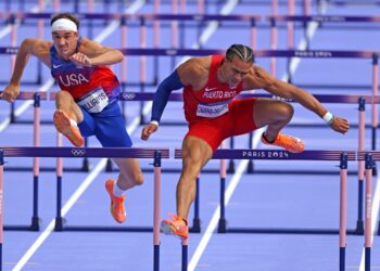 Ayden Owens-Delerme en los 110 metros con vallas de París 2024. (Foto: Víctor Straffon / Straffon Images)