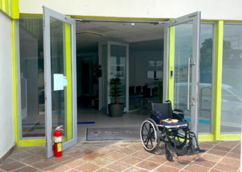 Puertas abiertas en el Gogo Pediatric Institute, en Ponce, debido a la falta de energía eléctrica. (Foto suministrada)