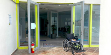 Puertas abiertas en el Gogo Pediatric Institute, en Ponce, debido a la falta de energía eléctrica. (Foto suministrada)