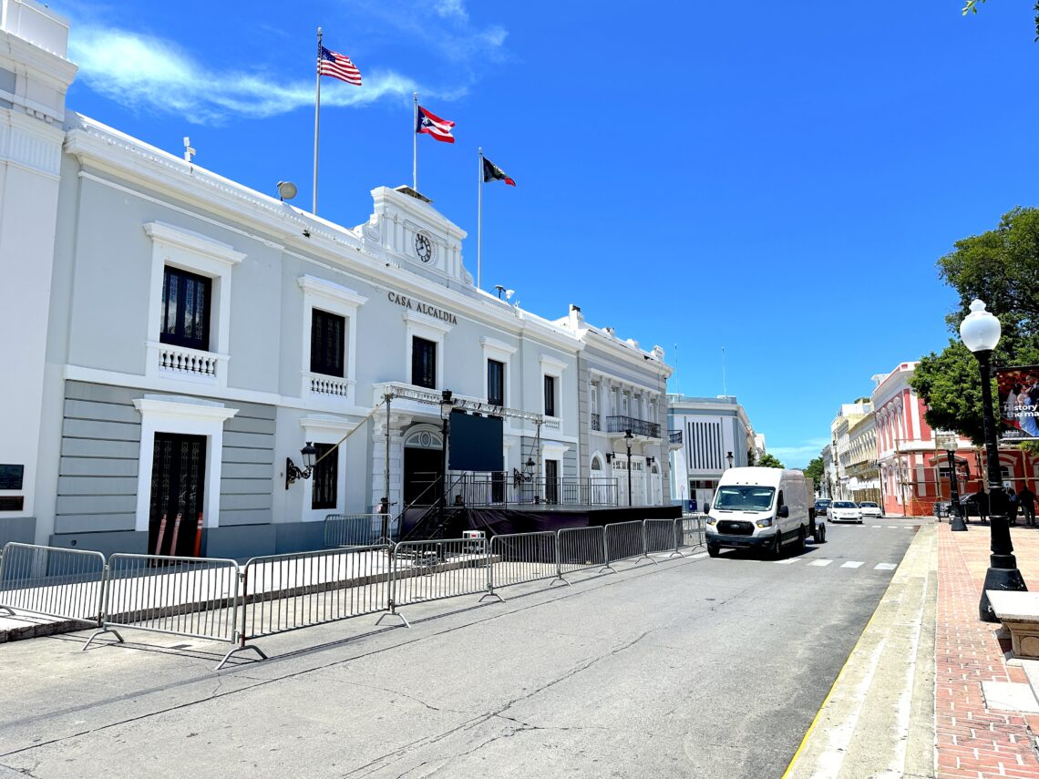 La elevación de la calle Villa-Comercio uniría la alcaldía de Ponce con la Plaza Las Delicias para facilitar la celebración de actividades y el flujo peatonal. (Foto: Michelle Estrada Torres)