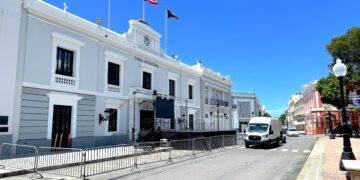La elevación de la calle Villa-Comercio uniría la alcaldía de Ponce con la Plaza Las Delicias para facilitar la celebración de actividades y el flujo peatonal. (Foto: Michelle Estrada Torres)