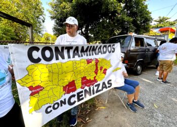 Manifestación frente al DRNA en Guayama por su inacción en procesar querellas por violaciones ambientales. (Foto: Omar Alfonso)