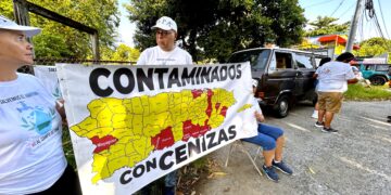 Manifestación frente al DRNA en Guayama por su inacción en procesar querellas por violaciones ambientales. (Foto: Omar Alfonso)