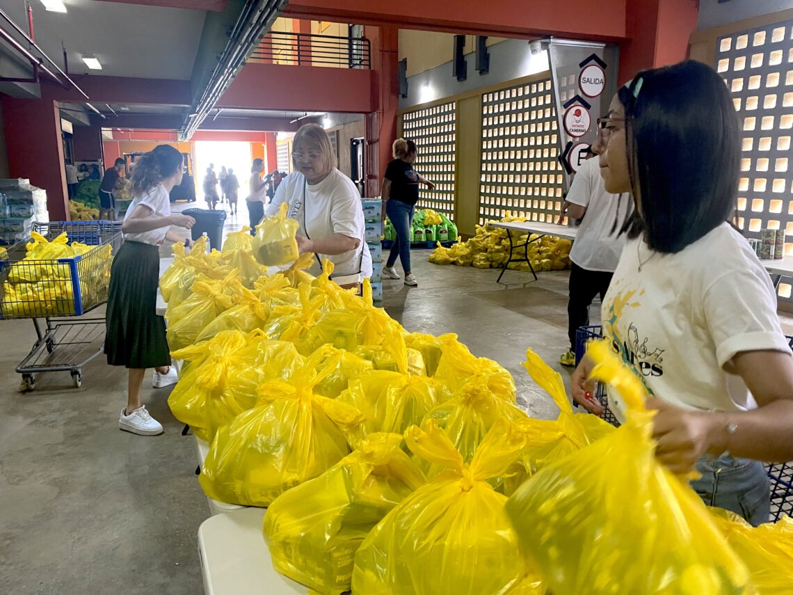 La alcaldía de Cayey está repartiendo alimentos no perecederos en las comunidades sin servicio eléctrico. (Foto suministrada)