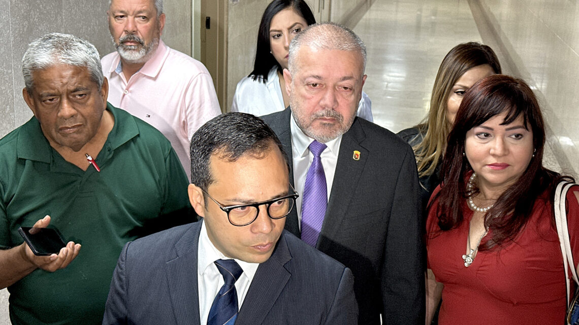 Luis Irizarry Pabón junto a su abogado Carlos Torres Nolasco, su esposa Miyady Velázquez y otros familiares. (Foto: Michelle Estrada Torres)