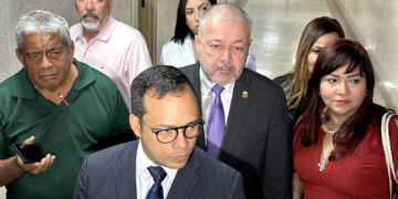 Luis Irizarry Pabón junto a su abogado Carlos Torres Nolasco, su esposa Miyady Velázquez y otros familiares. (Foto: Michelle Estrada Torres)