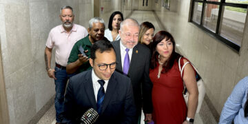 El suspendido alcalde de Ponce, Luis Irizarry Pabón, con su abogado Carlos Torres Nolasco y su familia. (Foto: Michelle Estrada Torres)