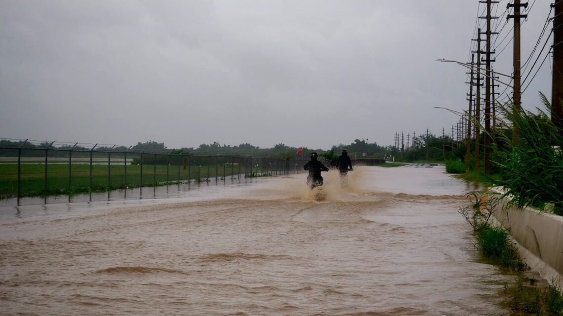 Inundación en la PR-1 en Ponce por el Aeropuerto Mercedita. (Foto suministrada)