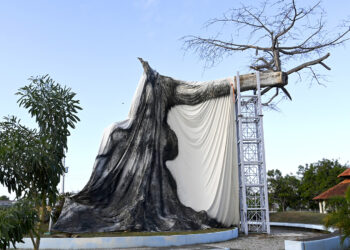 “El sudario de la Ceiba”, creado por el artista Luis “Tato” González Almodóvar. (Foto suministrada / Tony Zayas)