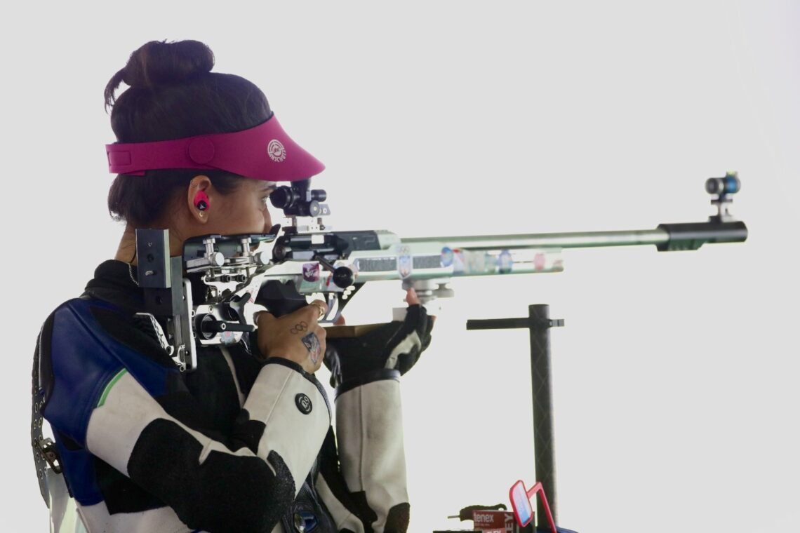 Yarimar Mercado en el evento de rifle de aire tres posiciones 50 metros en París 2024. (Foto: COPUR)