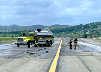 Limpieza de la pista del aeropuerto Mercedita de Ponce esta mañana. (Foto suministrada)