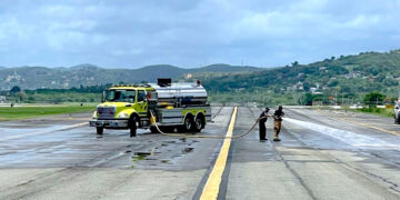 Limpieza de la pista del aeropuerto Mercedita de Ponce esta mañana. (Foto suministrada)