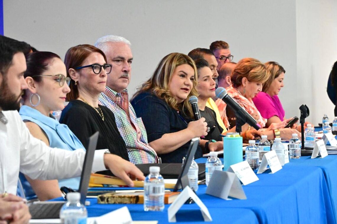 Al centro, la comisionada residente de Puerto Rico en Washington D.C., Jenniffer González Colón, y el senador Thomas Rivera Schatz. (Foto: Partido Nuevo Progresista)