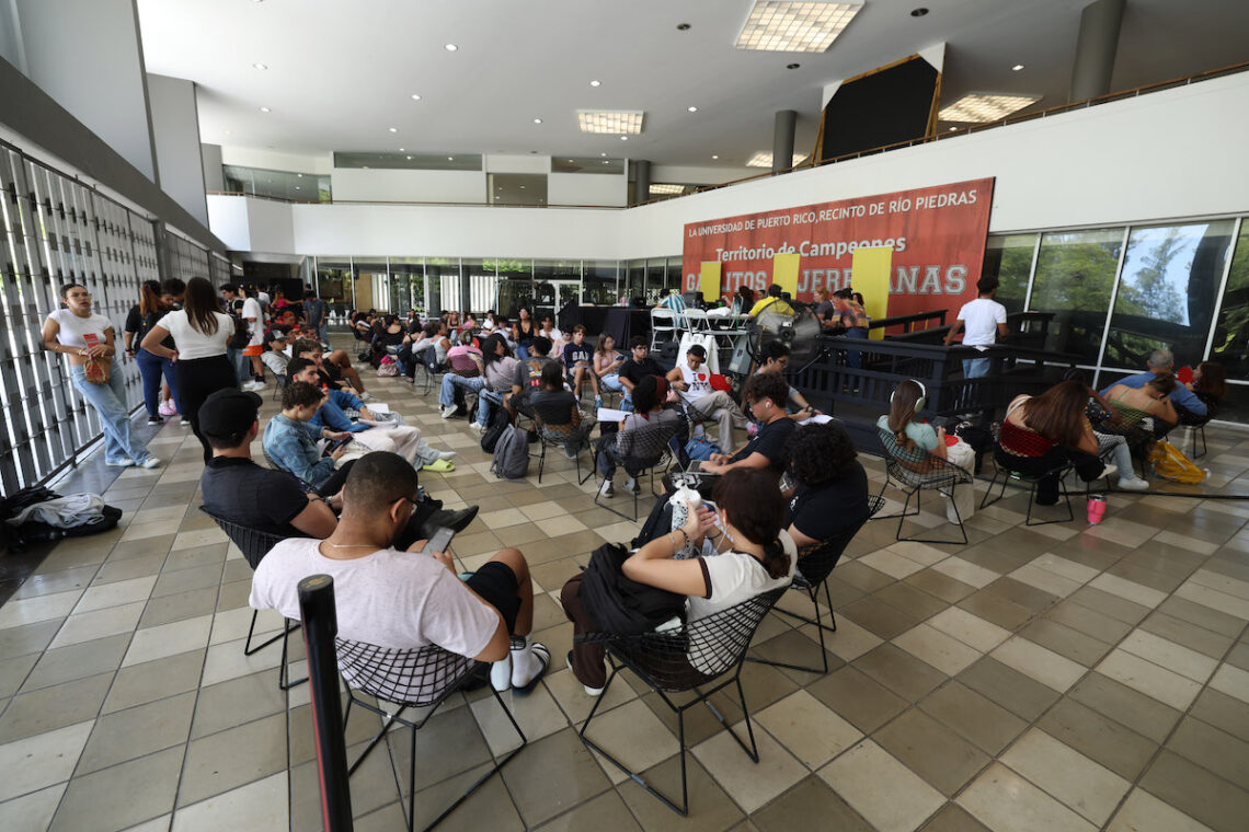 Inscripción electoral en el Centro Universitario del Recinto de Río Piedras de la Universidad de Puerto Rico, de cara a las elecciones generales a celebrarse el 5 de noviembre. (Foto: Brandon Cruz González / CPI)