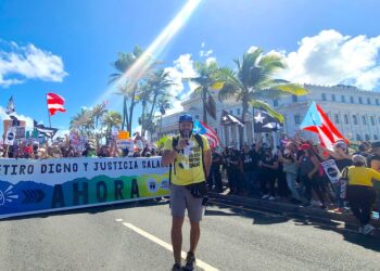 Marcha para exigir los contratos de LUMA Energy y Genera PR en San Juan. (Foto: CyberNews)
