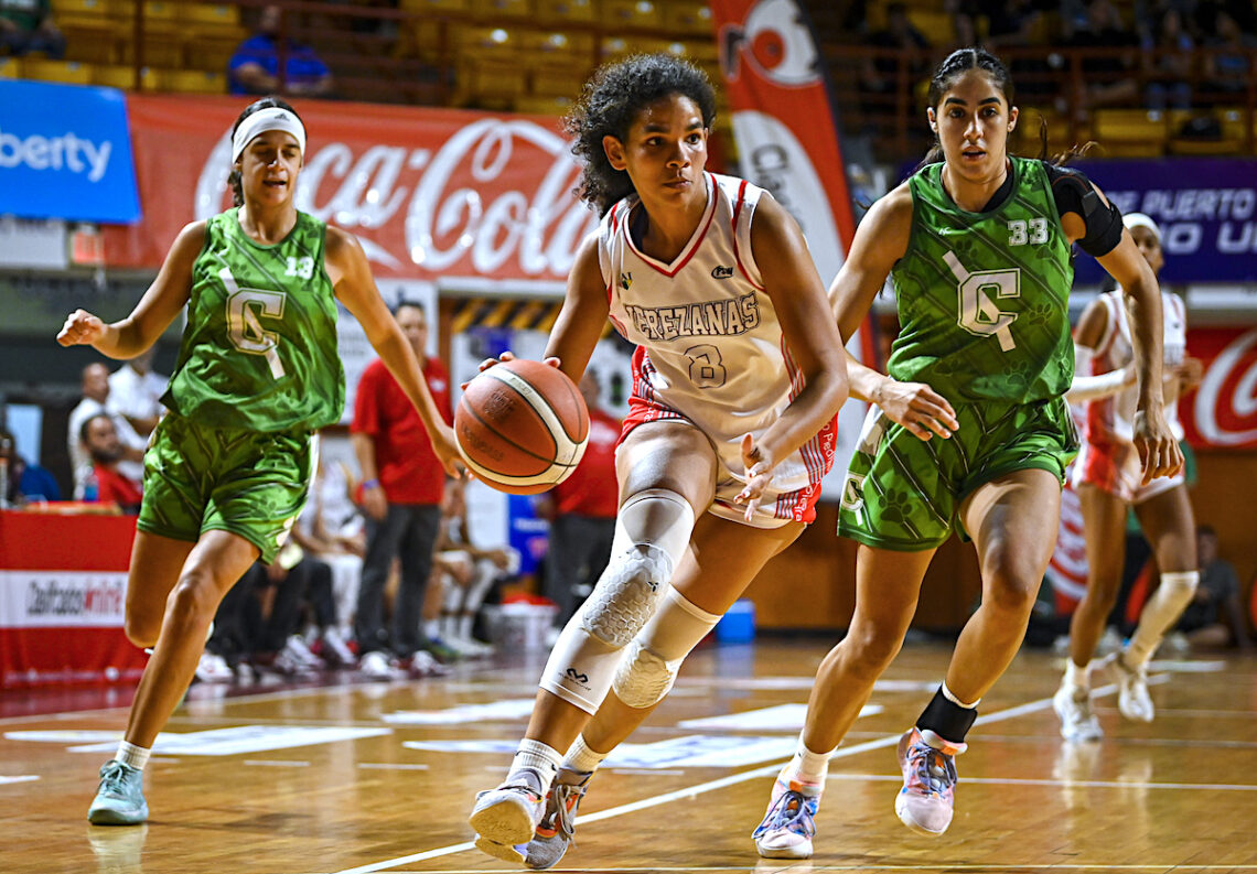 Alicia Penzo en el uniforme de la UPR de Río Piedras mientras jugaba baloncesto 5x5 en la LAI. (Foto: archivo LAI)