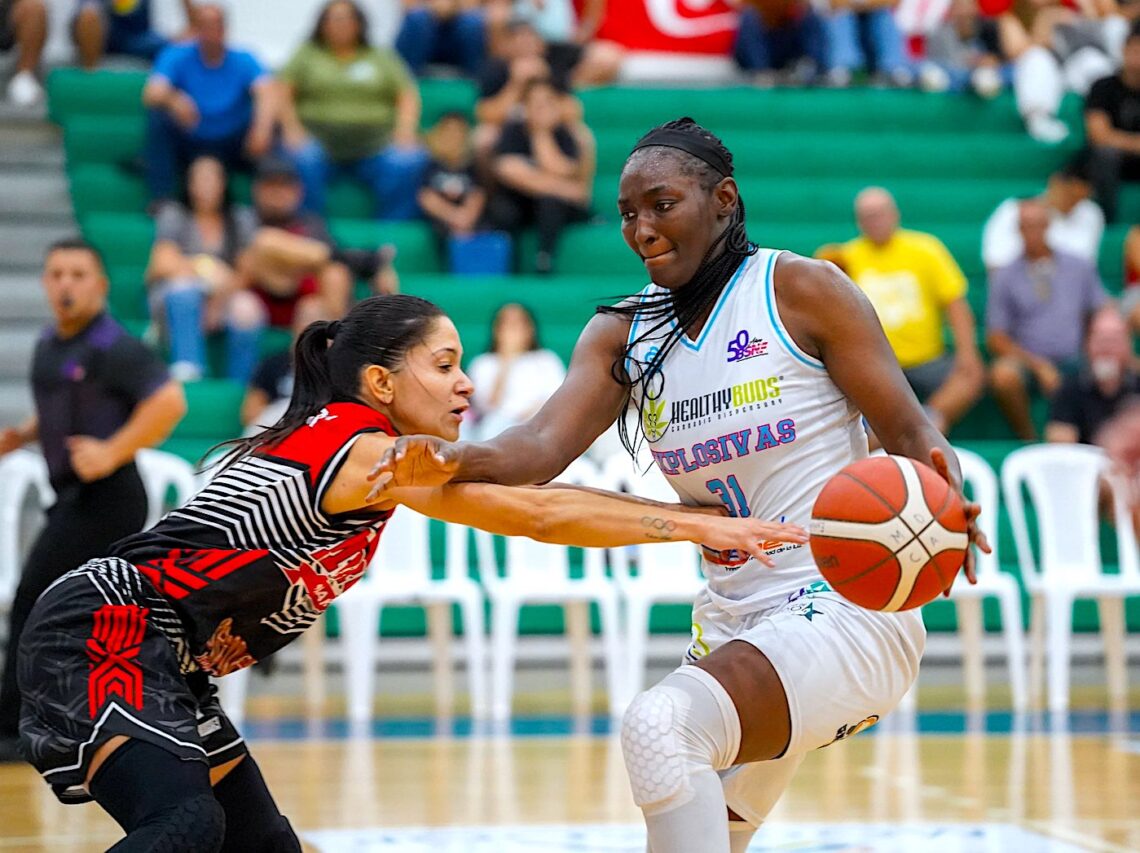 Asia Taylor dominó el partido con 40 puntos y 15 rebotes. (suministrada)