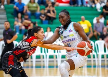 Asia Taylor dominó el partido con 40 puntos y 15 rebotes. (suministrada)