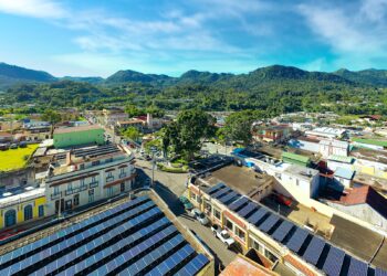 Instalación de placas solares en Adjuntas. (Foto archivo)