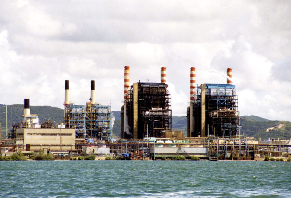 Central eléctrica Costa Sur en Guayanilla. (Foto archivo)