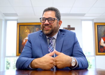 "Yo siempre tuve claro una de dos cosas: que iba a ser cura o iba a ser abogado. Y mira dónde terminó el abogado”, comentó con cándido humor Frontera Agenjo, sobre su rol en La Católica. (Foto: Jason Rodríguez Grafal)