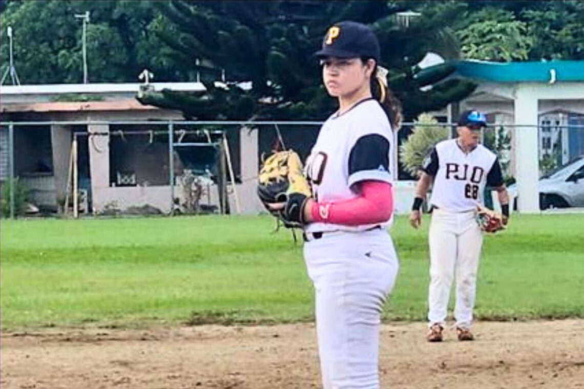 Fabiana Ortiz, lanzadora de las Poetas de Juana Díaz. (Foto: Liga de Béisbol Femenino de Puerto Rico/Facebook)