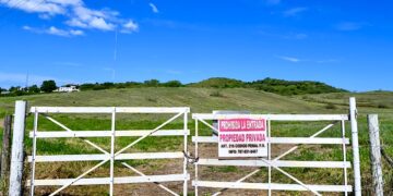 Desde yacimientos arqueológicos hasta cifras que no cuadran salieron a relucir el pasado sábado durante la asamblea convocada por grupos comunitarios que cuestionan el hermetismo y fast-track del proyecto de lujo propuesto para Cabo Rojo. (Foto: Raúl Omar Ortiz para Sea Grant de Puerto Rico)