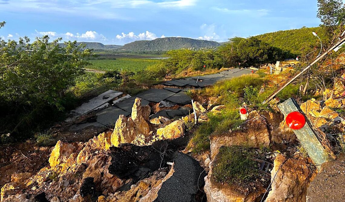 El alcalde Ismael Rodríguez denunció que la AAA no entregó en agosto copia de un estudio preliminar, por lo que la causa del deslizamiento que ya ha forzado el desalojo permanente de 26 familias sigue siendo un misterio. (Foto: Omar Alfonso)