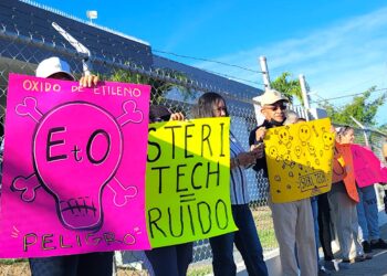 Los manifestantes reclaman la intervención de autoridades gubernamentales y federales, además de un urgente estudio de salud, luego de que representantes de la EPA confirmaran durante una reunión comunitaria que las familias cercanas a la sede de Steri-Tech enfrentan un riesgo elevado de desarrollar cáncer. (suministrada)