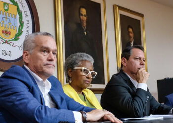 El abogado Rolando Emmanuelli, la senadora Ana Irma Rivera Lassén y el abogado Juan Dalmau Ramírez. (Foto suministrada)