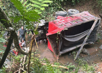 El camión cayó por un precipicio de 500 pies, informó la Policía. (Foto: Volunteer Rescue Task Force / Facebook)
