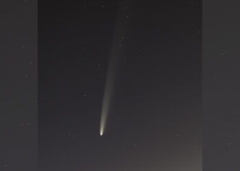 Cometa A3 fotografiado desde Isabela, Puerto Rico. (Foto: Víctor Rivera / Sociedad de Astronomía del Caribe)