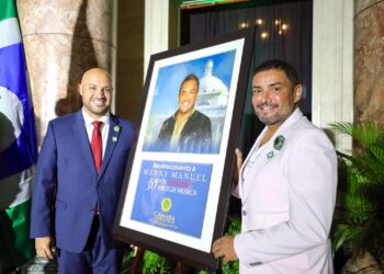 Manny Manuel junto al representante Jesús Hernández Arroyo. (Foto suministrada)